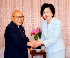 太田大阪府知事と中坊大阪府人権協会会長