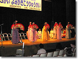 チマチョゴリで踊る生徒さんたちの写真