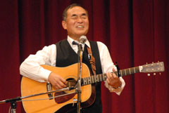 高石ともやさんのトークと歌